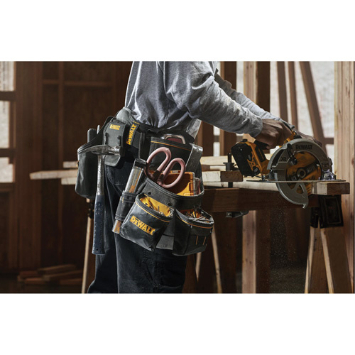 DEWALT  DWST540601  Tool Rig, Professional, 26 Pockets - Each